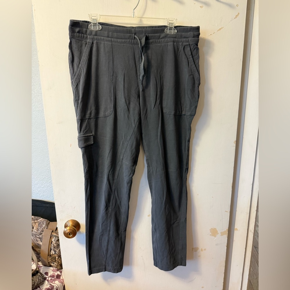 Columbia Hiking Pants with cargo pockets in size L.